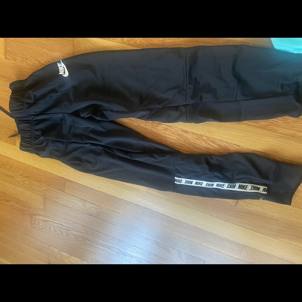 Nike outfit! Set of two, youth large Nike sweatpants and zip up hoodie set